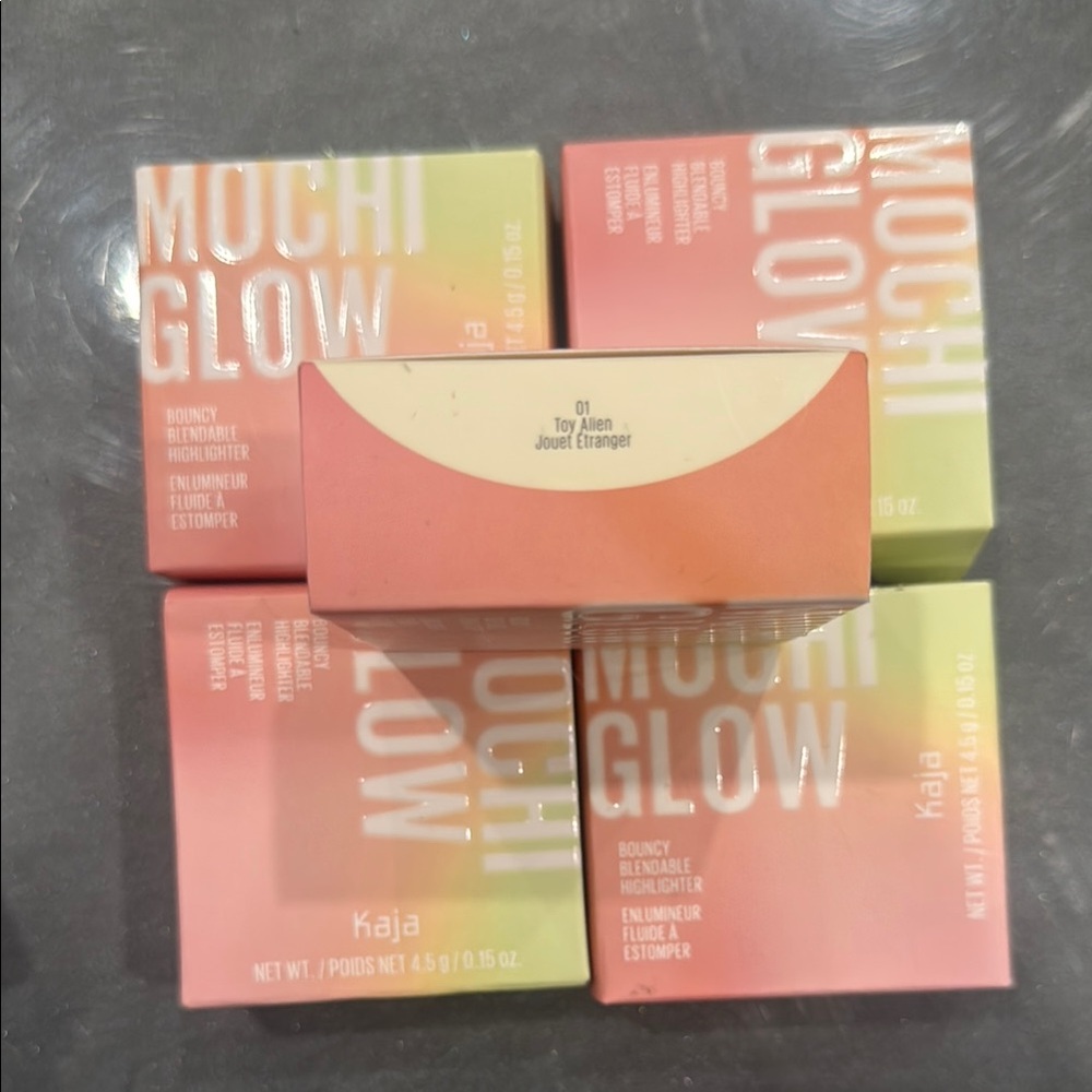 Mochi Glow Bouncy Highlighter - Pink and Green - Picture 2 of 6